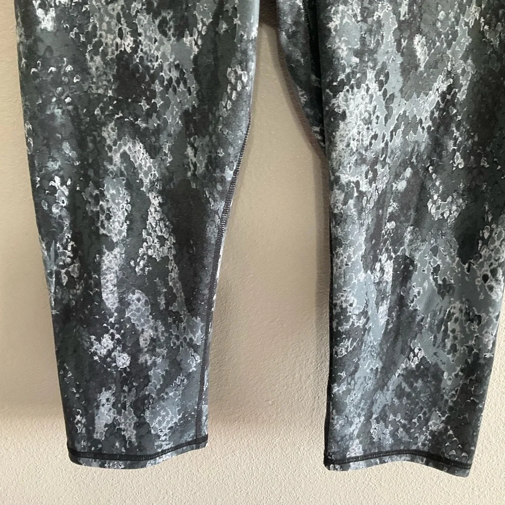 Alo snake print yoga capri leggings size Small